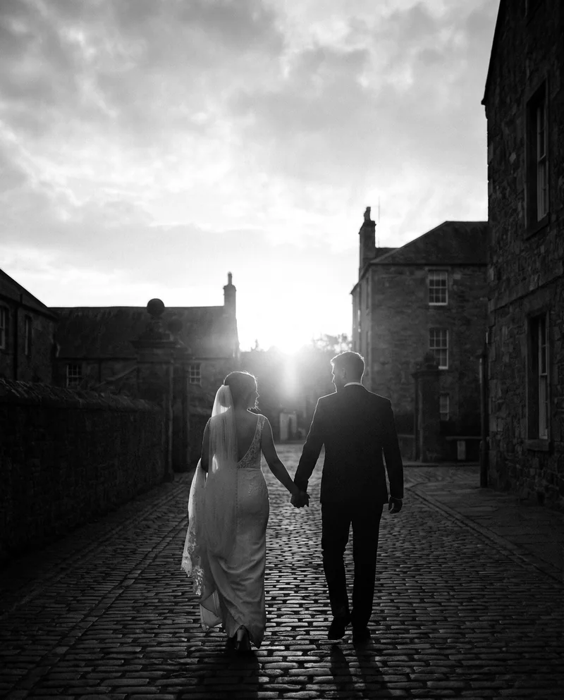 Hochzeitspaar im Gegenlicht