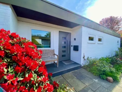 Eingangsbereich des Bungalows nach der Sanierung