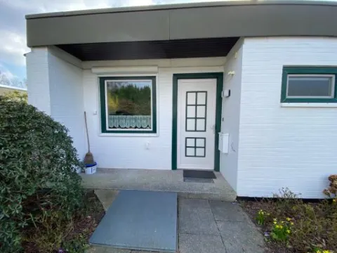 Eingangsbereich des Bungalows vor der Sanierung