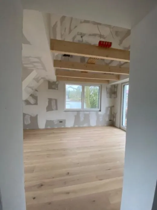 Raum mit angebrachter Dämmung und Trockenbauplatten