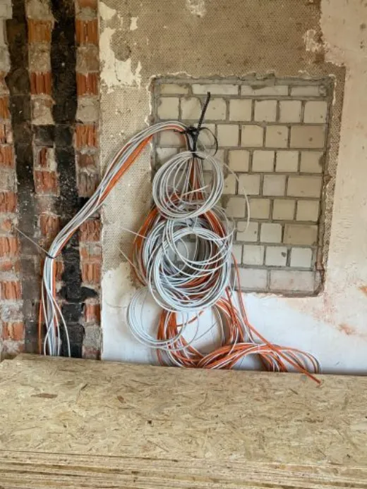 Neu verlegte Leitungen in der aufgestemmten Wand
