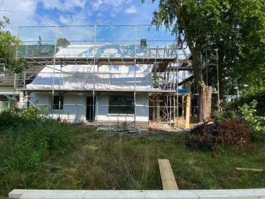 Komplett eingerüstetes Wohnhaus während der Fassadenarbeiten