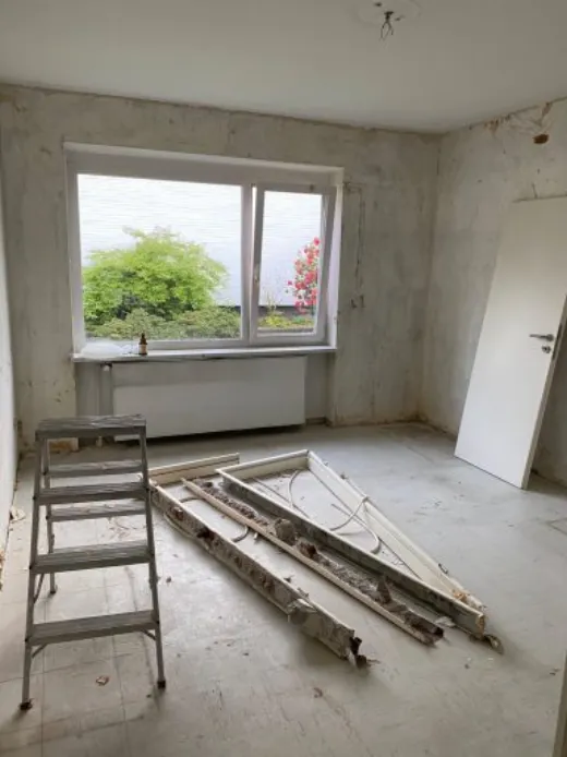 Neu eingesetztes Fenster in einem Rohbauraum