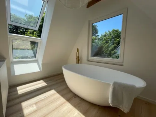 Bad mit freistehender Wanne unter der Dachschräge