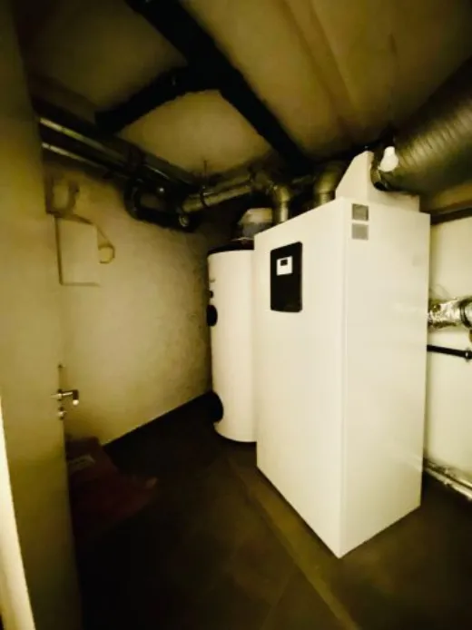 Technikraum mit Wärmepumpe und Pufferspeicher
