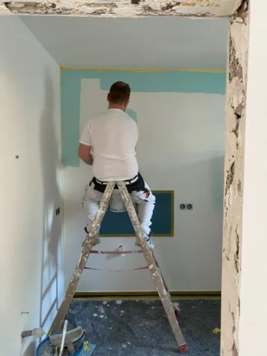 Malerarbeiten an einer fertig verputzten Wand