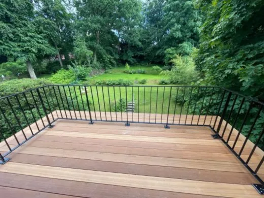Neu gebaute Holzterrasse mit Geländer