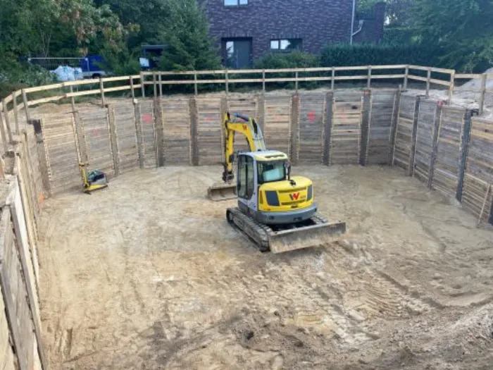 Ausgehobene Baugrube mit Bagger