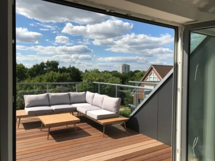 Dachterrasse mit Lounge-Möbeln und Ausblick