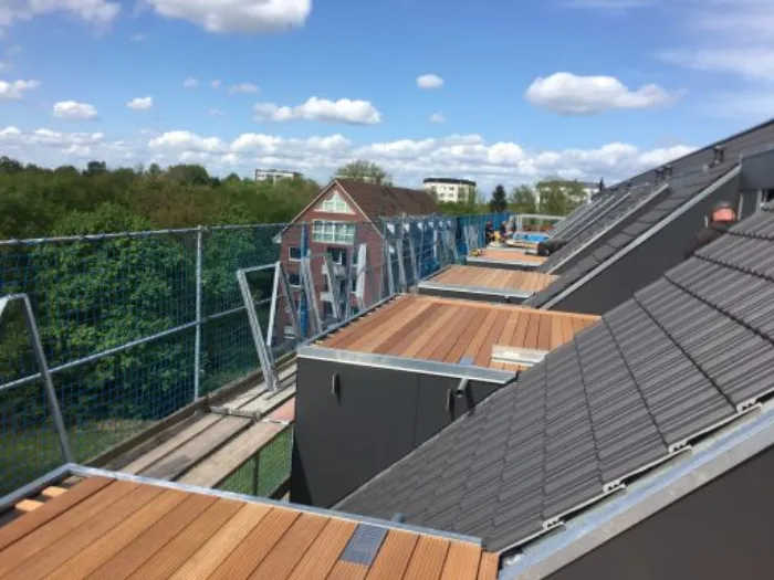 Mehrere Dachterrassen auf einem Neubau