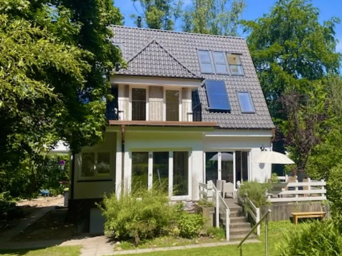 Einfamilienhaus mit Solaranlage auf dem Dach
