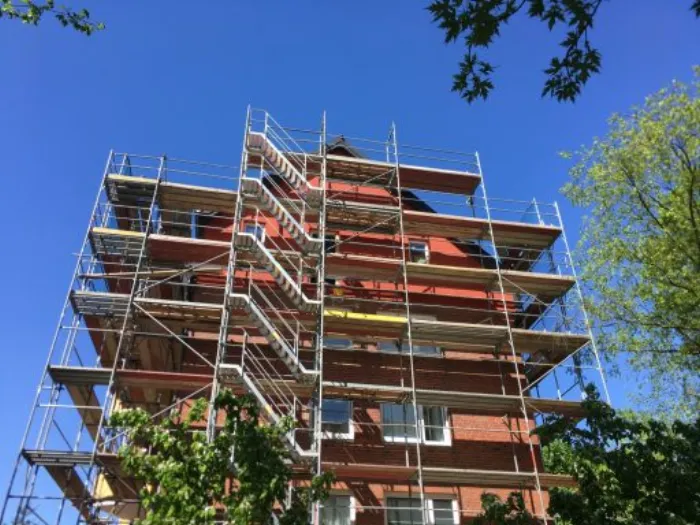 Eingerüstetes Mehrfamilienhaus während der Fassadenarbeiten