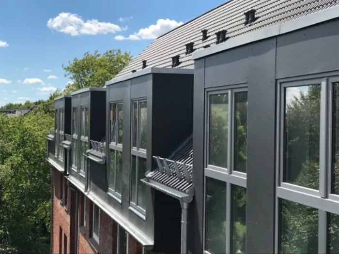 Gebäude mit großflächiger Glasfassade