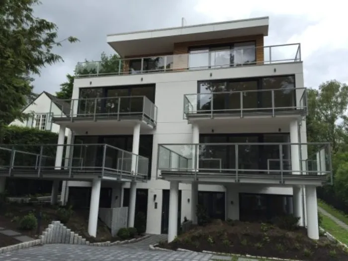 Modernes Mehrfamilienhaus mit umlaufenden Balkonen