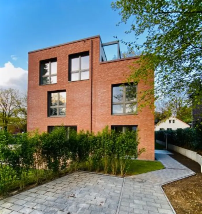 Neubau aus rotem Klinker mit großen Fenstern
