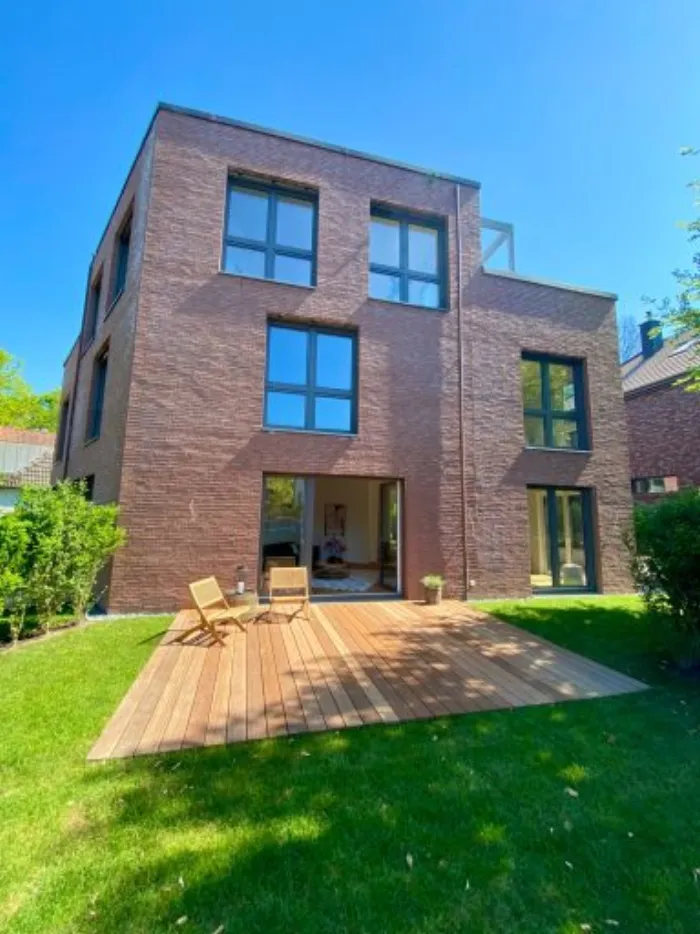 Neubau mit Holzterrasse und Garten