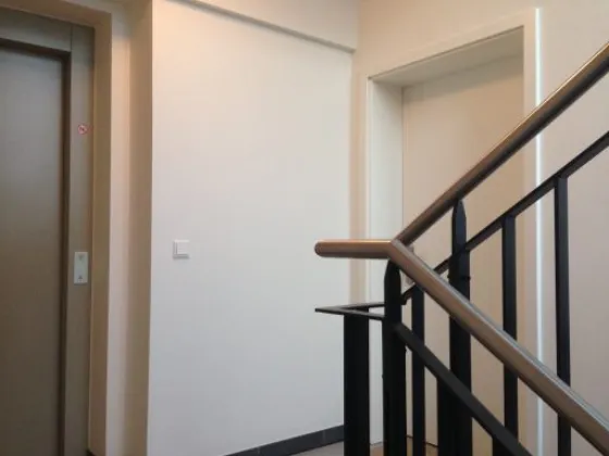Neu gebautes Treppenhaus mit Geländer
