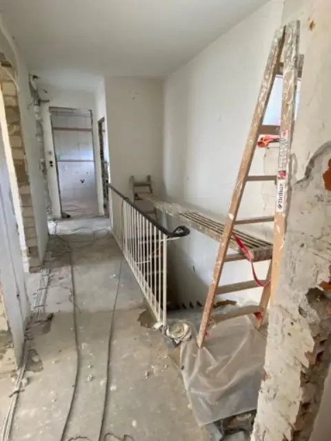 Der Bungalow während der Bauphase, vollständig entkernt