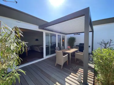 Terrasse nach der Sanierung mit neuer Überdachung