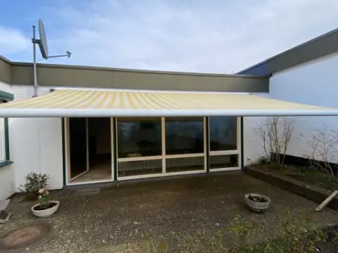 Terrasse vor der Sanierung mit alter Markise
