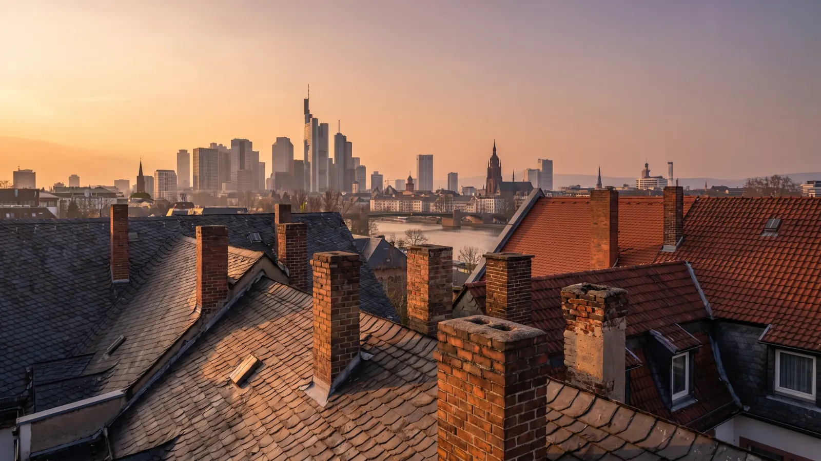 Dächer und Schornsteine von Sachsenhausen, im Hintergrund die Frankfurter Skyline